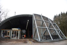 849694 Gezicht op een van de hangars ( Hardend Aircraft Shelters ) op het terrein van de voormalige vliegbasis Soesterberg.